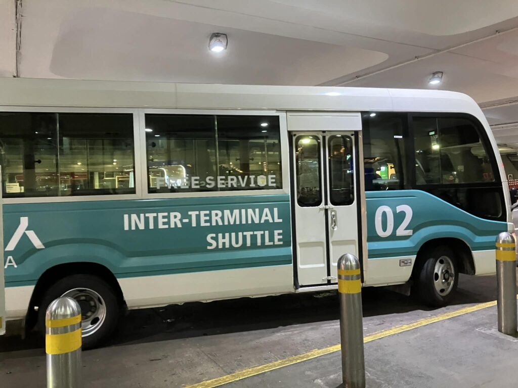 NAIA ターミナル間 シャトルバス 車両外観（無料・予約不要）