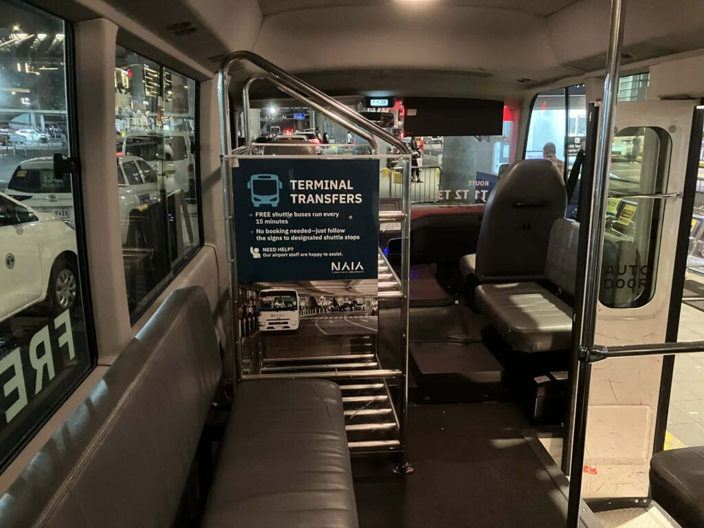 NAIA ターミナル間シャトルバス 車内 座席の様子