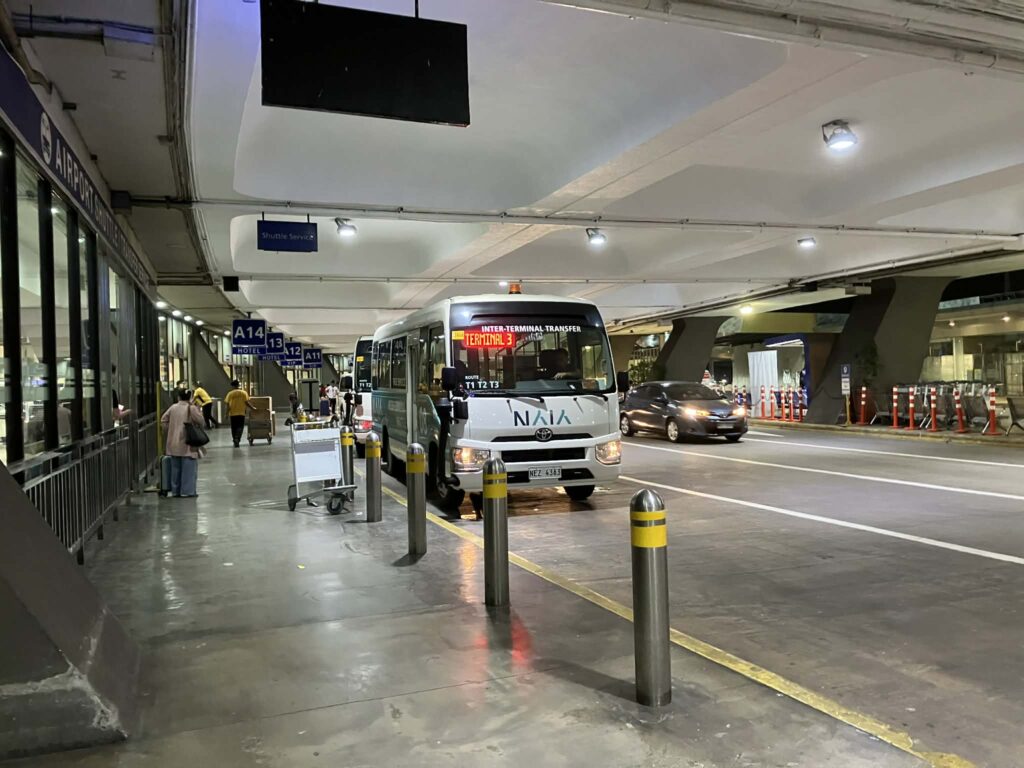NAIA ターミナル1 屋外 シャトルバス 乗り場 周辺