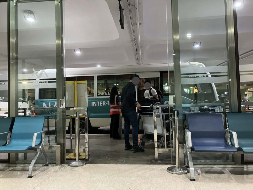 NAIAターミナル1ターミナル間シャトルバスの乗車の様子