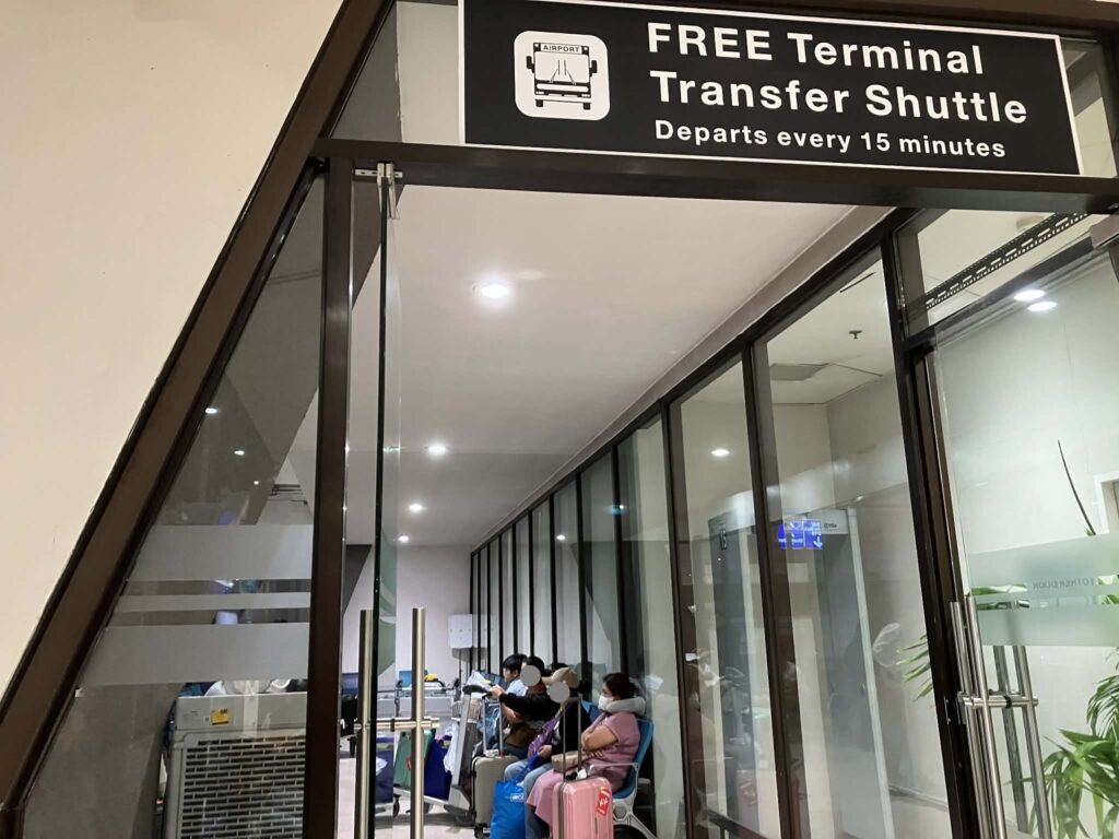 NAIA ターミナル1 到着階 シャトルバス 待合室 入口