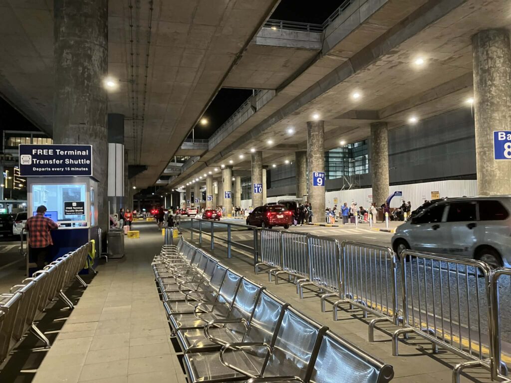 NAIA ターミナル3 シャトルバス 乗降場所 Bay8付近