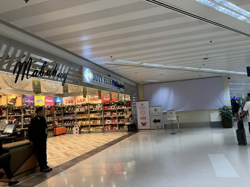 入国審査前にある免税ショップ。深夜でも営業。