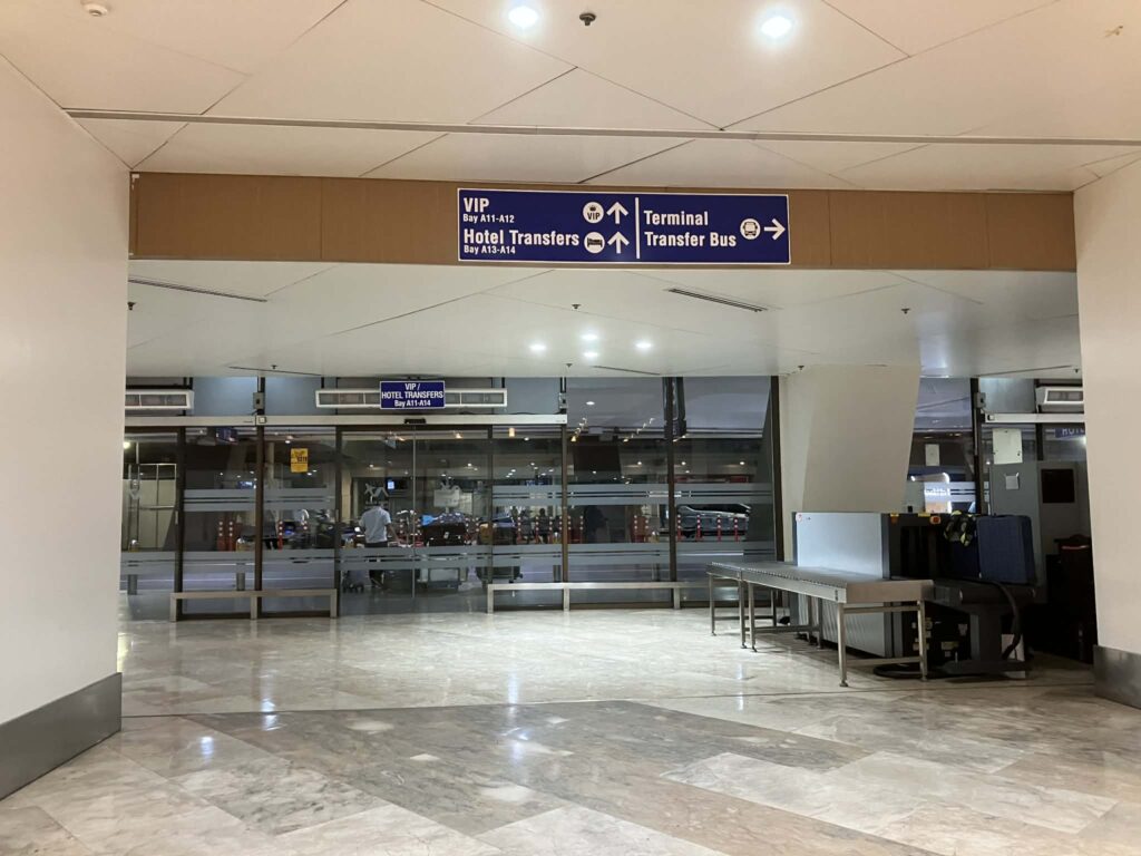 NAIAターミナル1の到着フロアから見た出口