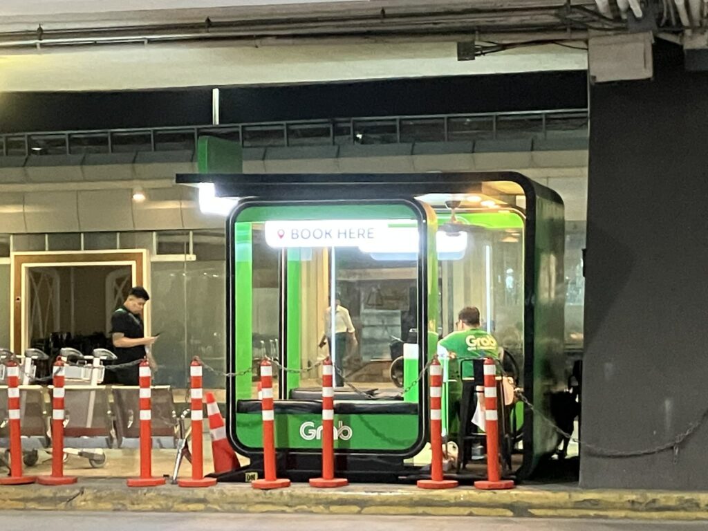 NAIAターミナル1到着ゲート付近にあるGrabのブース