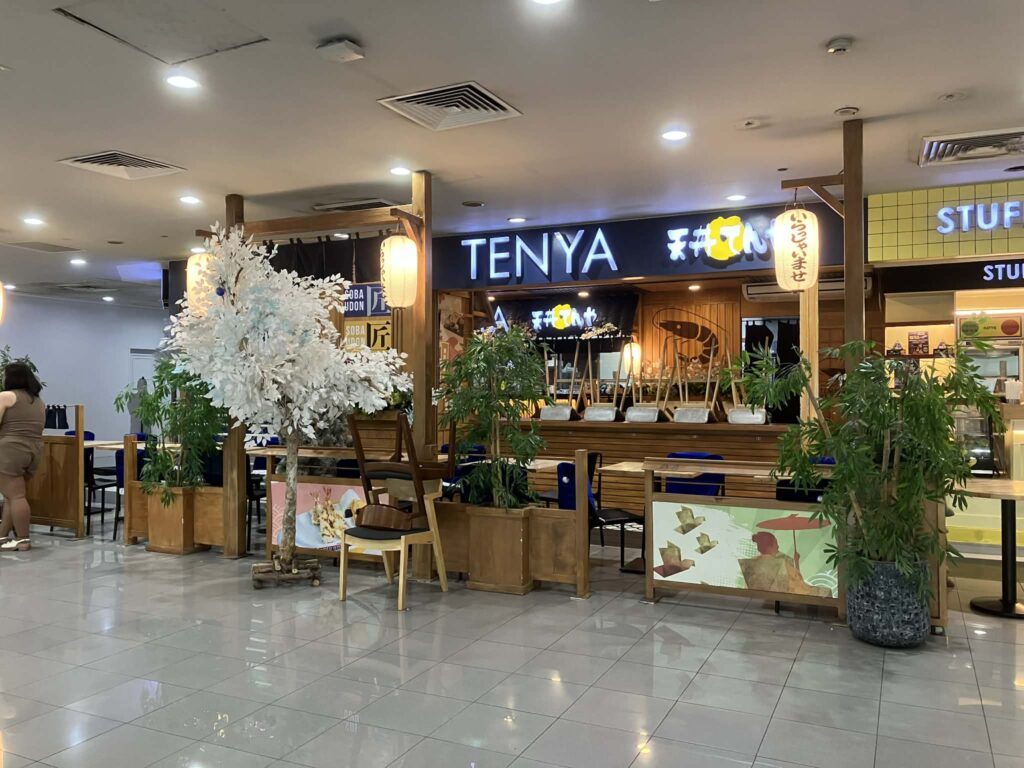 NAIAターミナル3 従来のフードホール（LEフロア）内の天丼てんや店舗外観