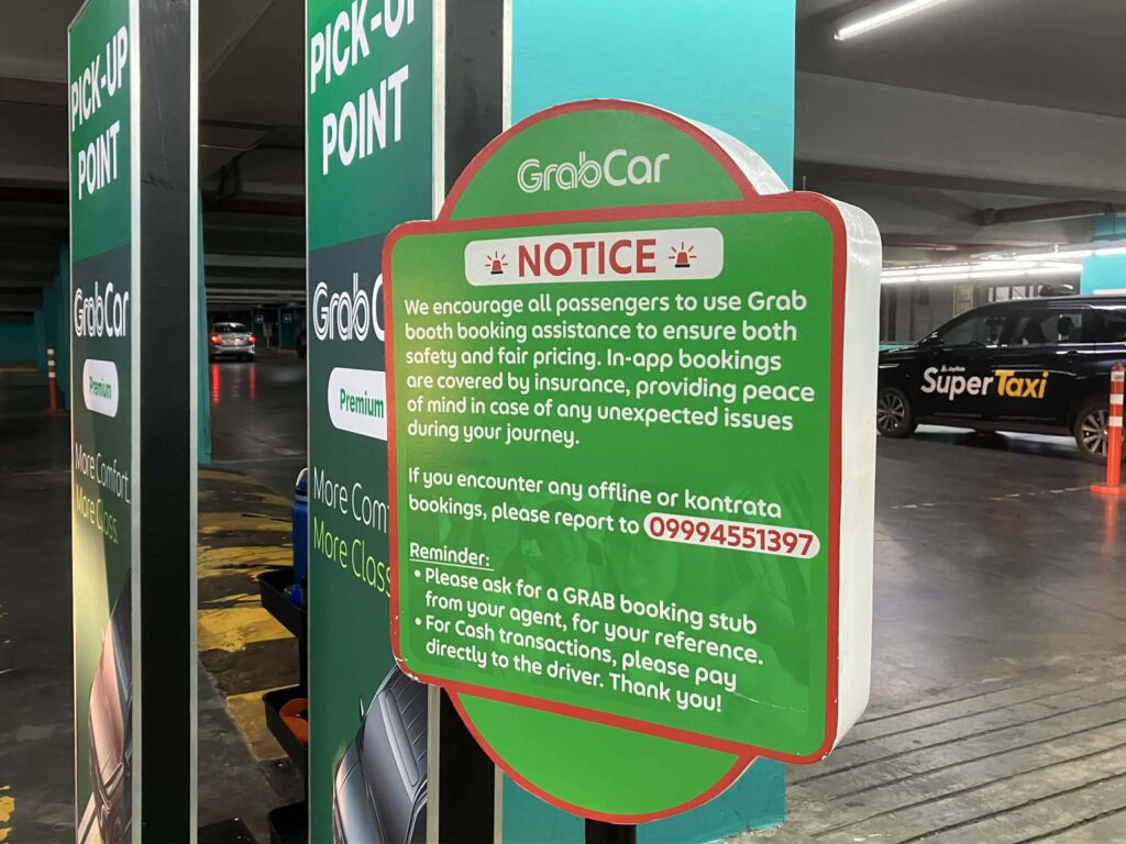 NAIA第3ターミナルGrabピックアップエリアに設置された注意喚起サイン