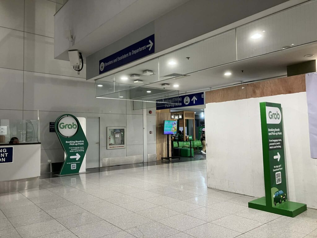 NAIA第3ターミナル到着ロビー通路に連続して設置されたGrab案内サイン