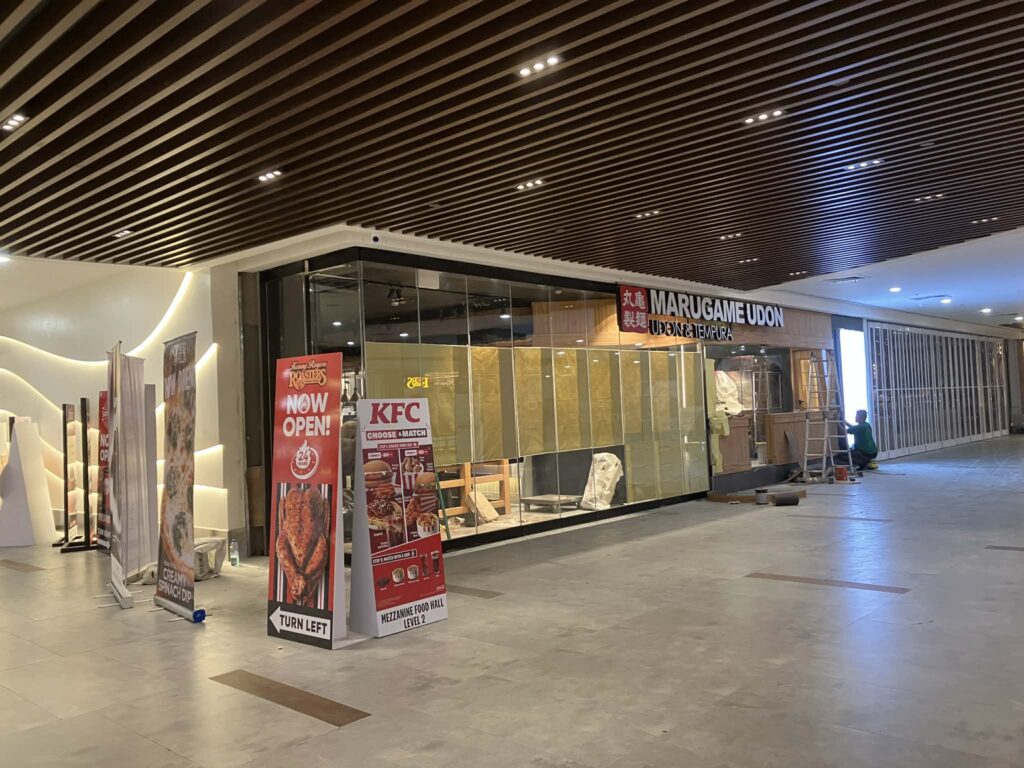 NAIAターミナル3 フードホール内の丸亀製麺店舗外観