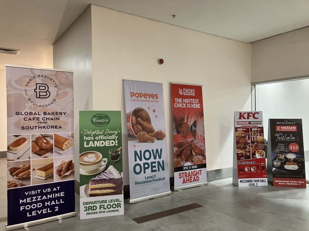 NAIAターミナル3 Level 2（Mezzanine）フロアのエレベーター側にあるフードホール出店・オープン案内