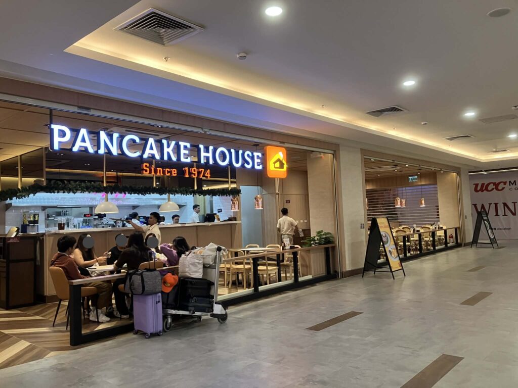 NAIAターミナル3 Level2フロアのPancake House店舗外観と利用客の様子