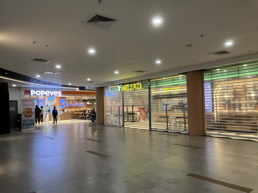 NAIAターミナル3 Level2フロアに並ぶPopeyesとAngel’s Pizzaの店舗