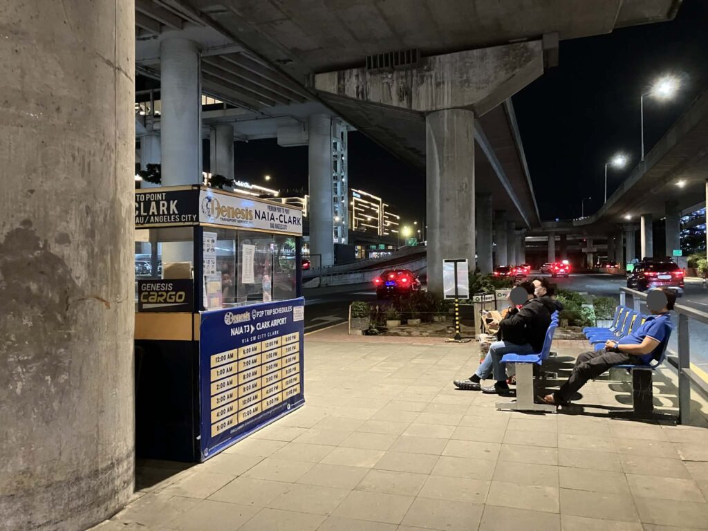 NAIAターミナル3クラーク行きP2Pバスの待合スペース