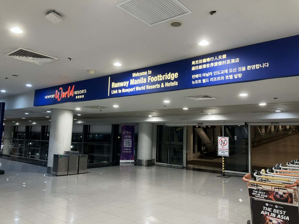 NAIAターミナル3からニューポート方面へつながるランウェイ・マニラ・フットブリッジ