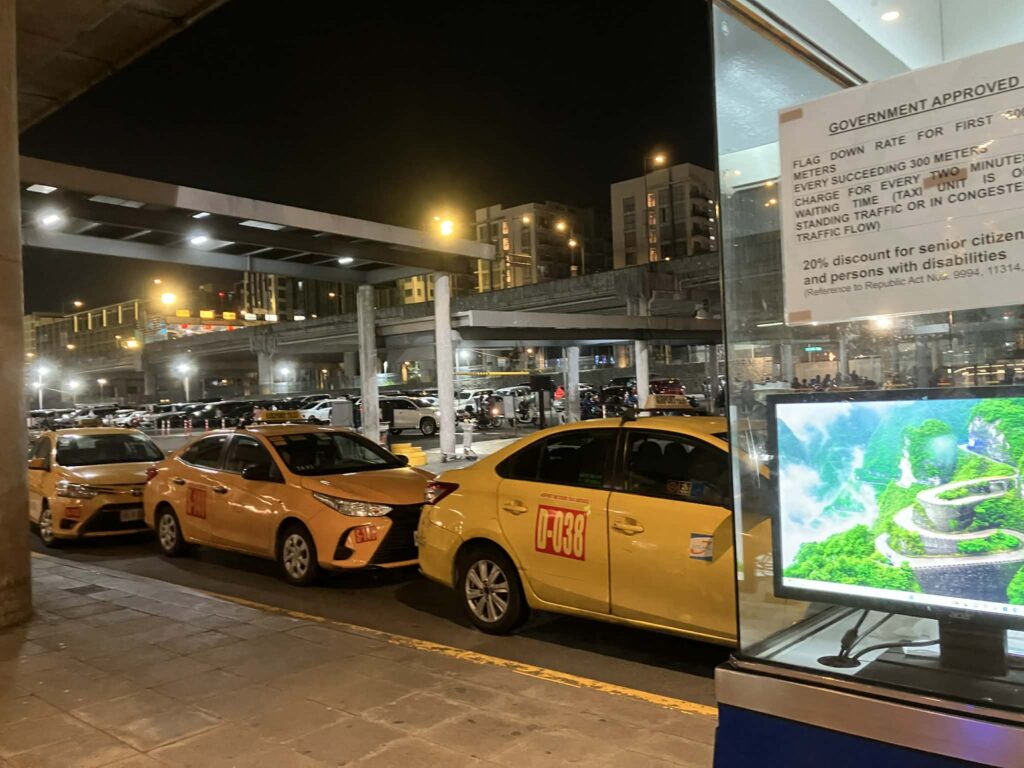 NAIAターミナル3 到着階の空港タクシー乗り場の様子