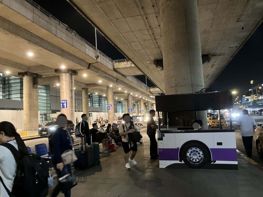 NAIAターミナル3のUBE Express P2Pバスのブースと待合エリア