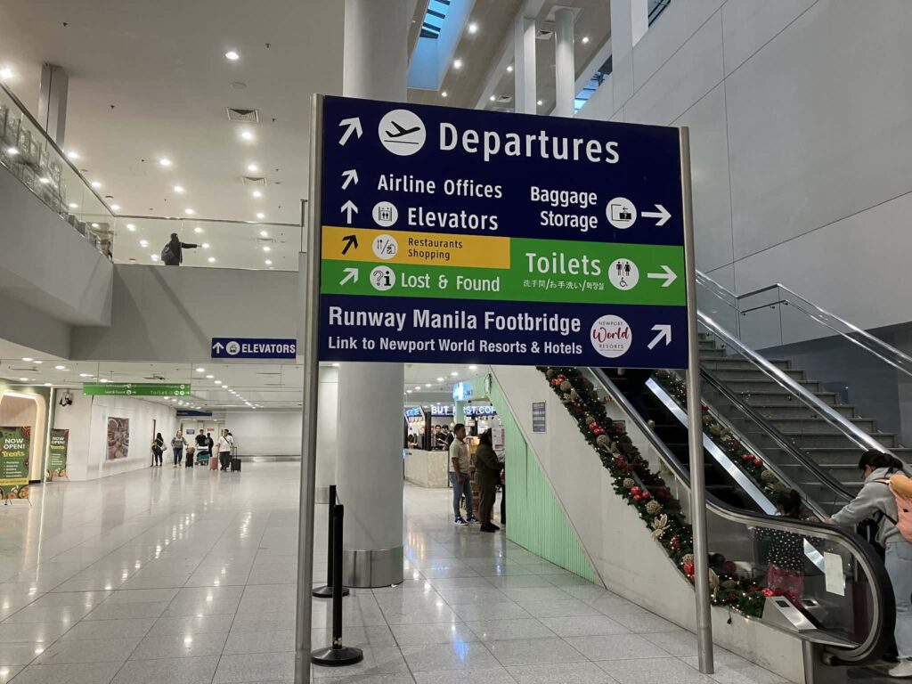 NAIAターミナル3 到着階から荷物預かり所へ向かう案内表示