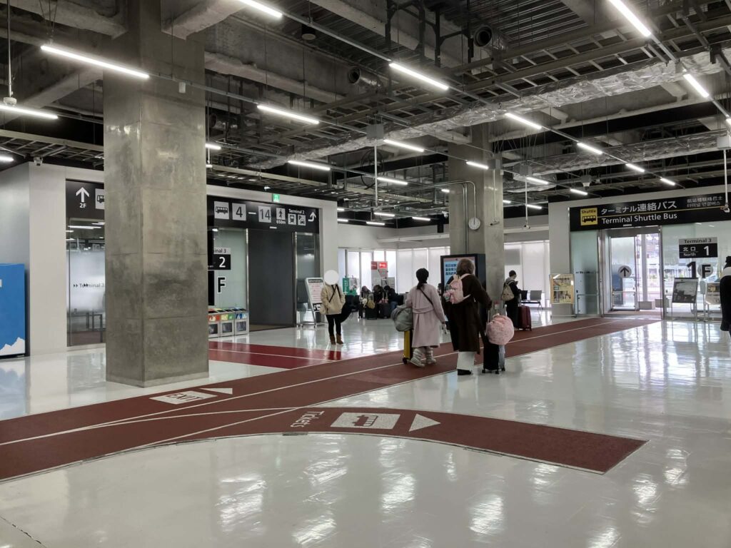 第3ターミナル到着階の床面サインと導線表示