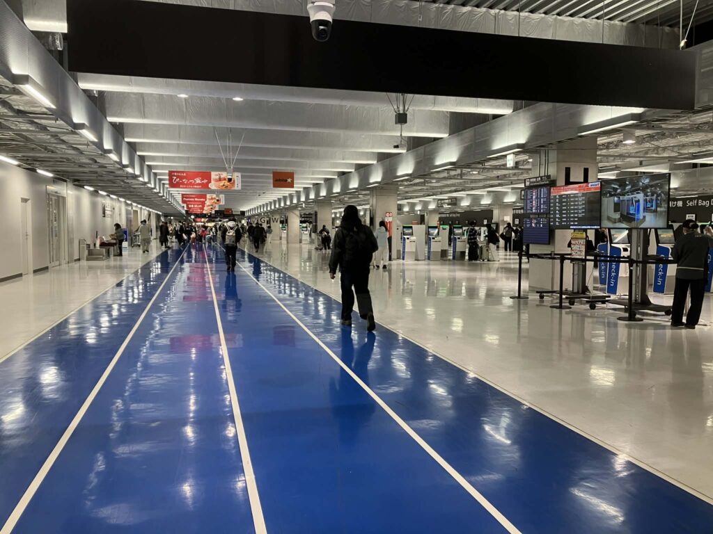 第3ターミナルチェックインエリアの床面デザイン