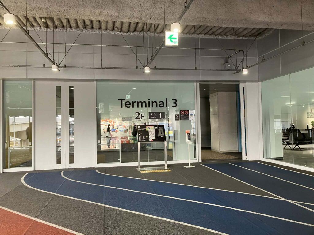 第3ターミナル2階の入り口。徒歩移動者はここにたどり着く。