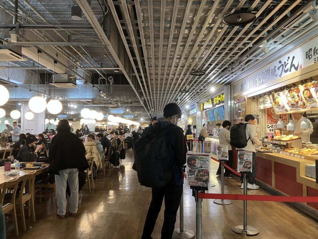 混雑するT3の2階フードコート。讃岐うどん、カレーなどが売っている。