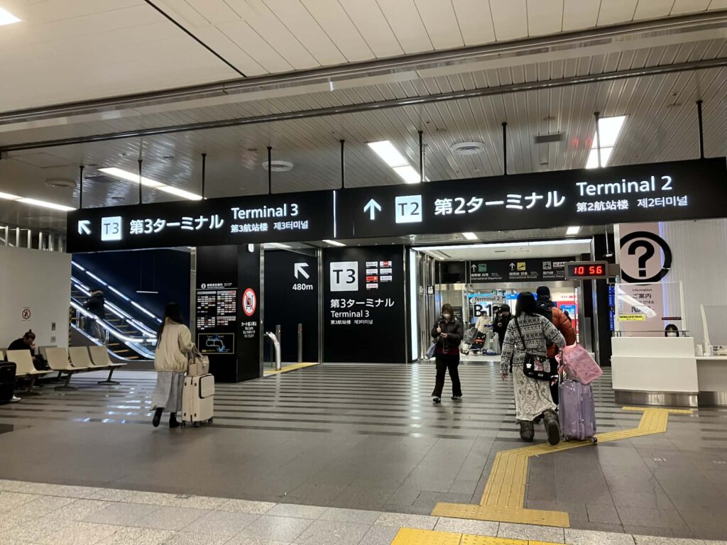 第2、第3ターミナルの分岐ポイント。第3ターミナルは地上階に上がり徒歩で500ｍほど先にある。