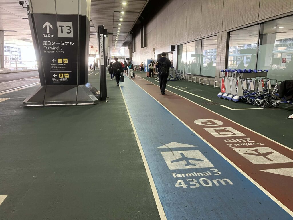 第3ターミナルへの通路。ランニングコース上のラインと距離が明示されておりわかりやすい。