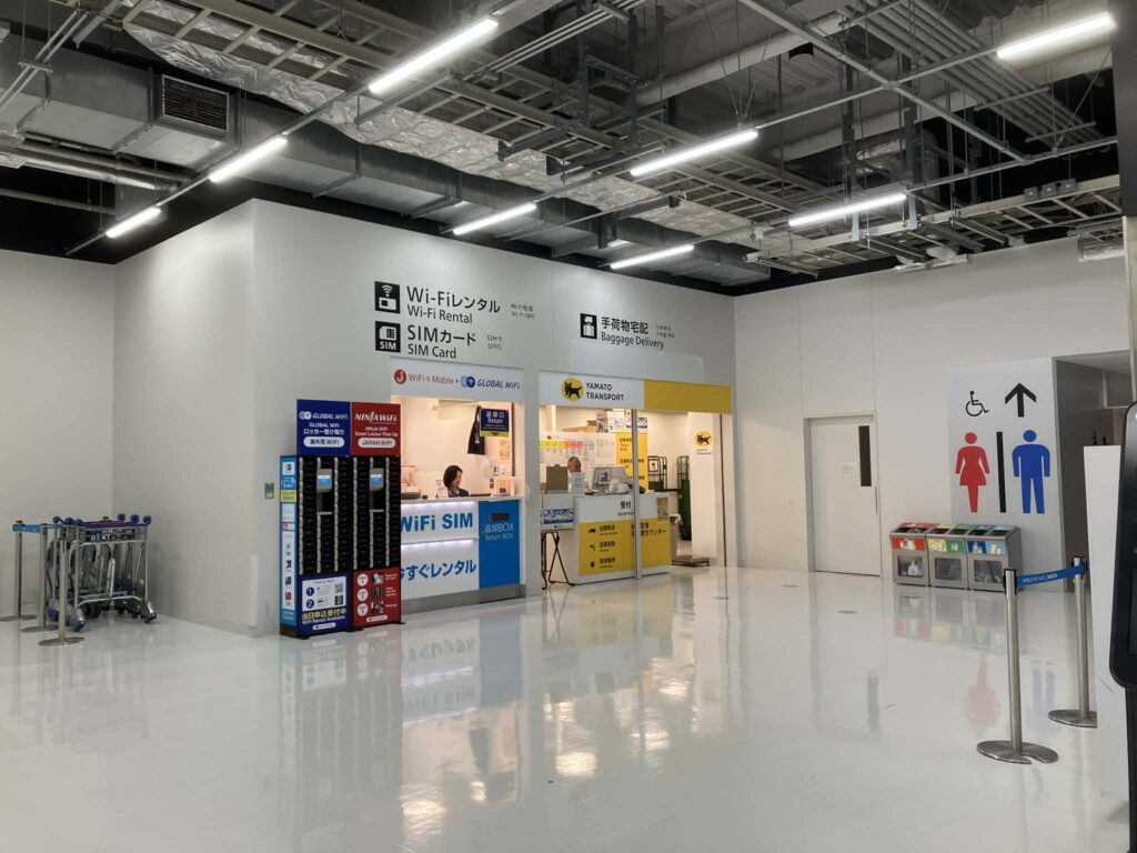第3ターミナル1階に並ぶSIM販売機・Wi-Fiレンタル・宅配カウンター