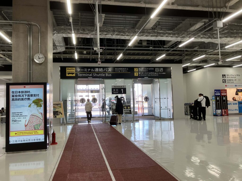 第3ターミナル到着階のシャトルバス乗り場入口