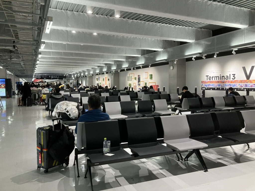 第3ターミナル2階の待合エリア（椅子と休憩スペース）