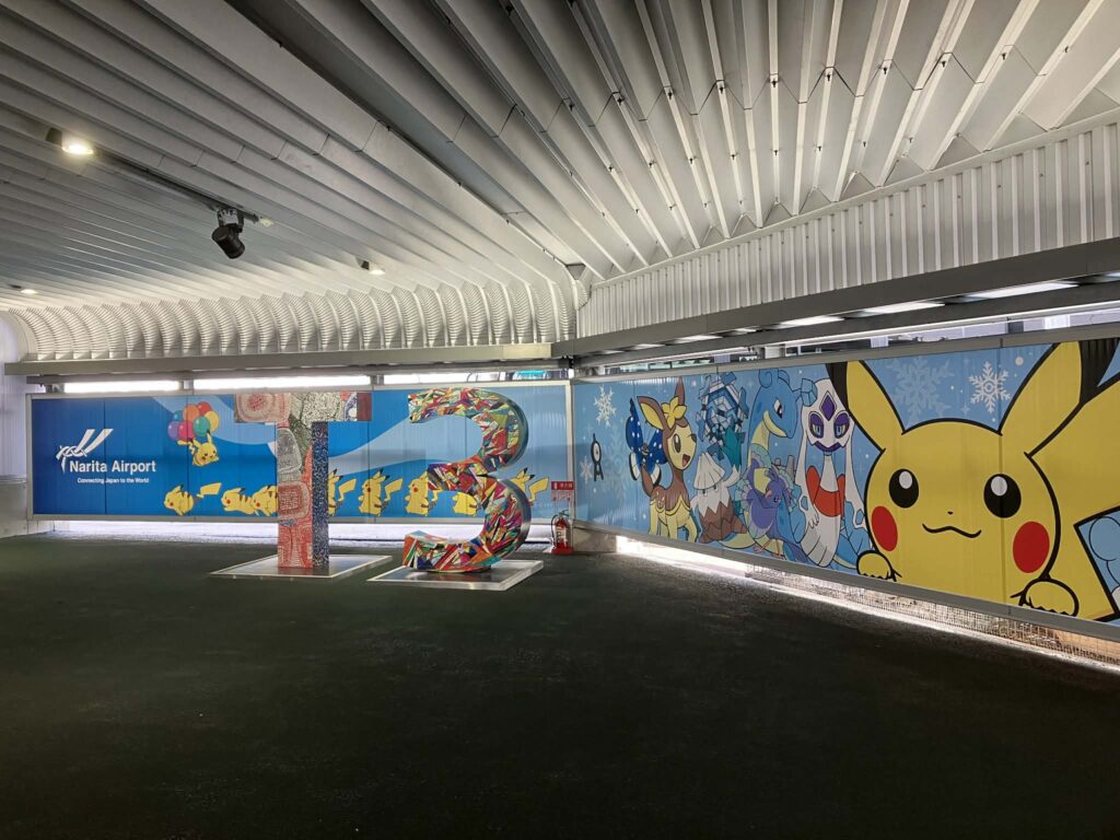 T3への道の途中にポケモンキャラクターのイラストなどがある。