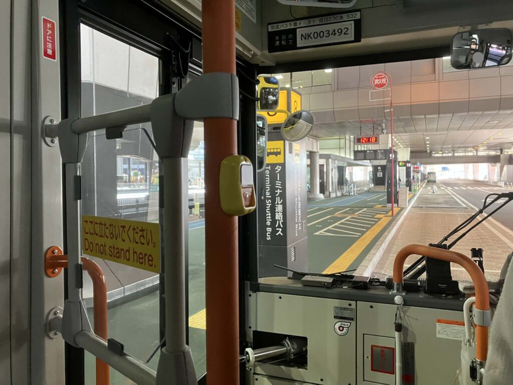 成田空港第2ターミナルのターミナル連絡バス乗り場を車内から見た様子 