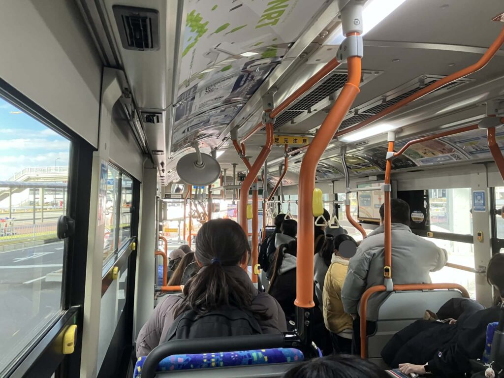 成田空港のターミナル連絡バスの車内の様子 