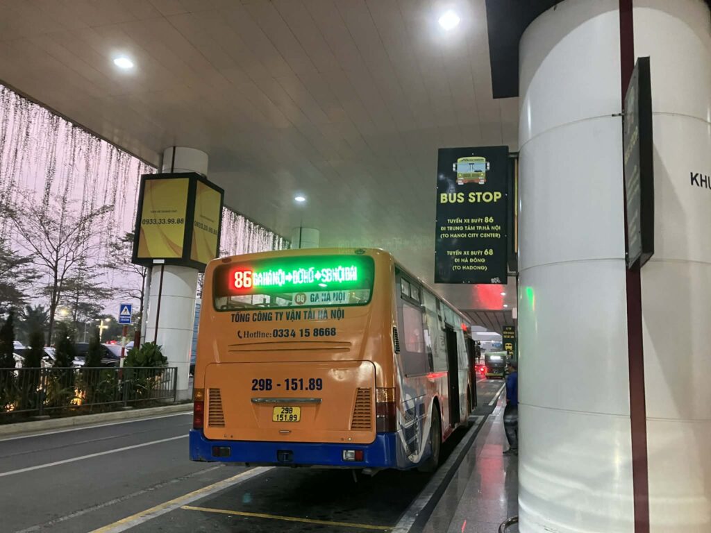 ノイバイ空港T2バス停に停車する86番バス