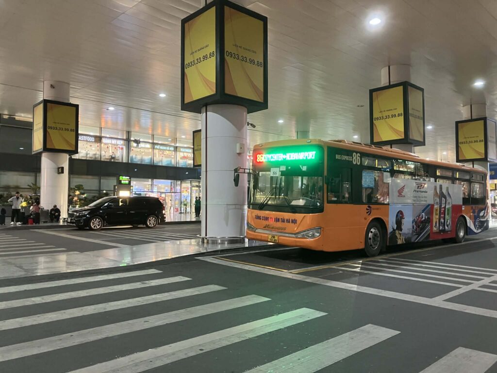 ノイバイ空港T2に停車する86番空港バス