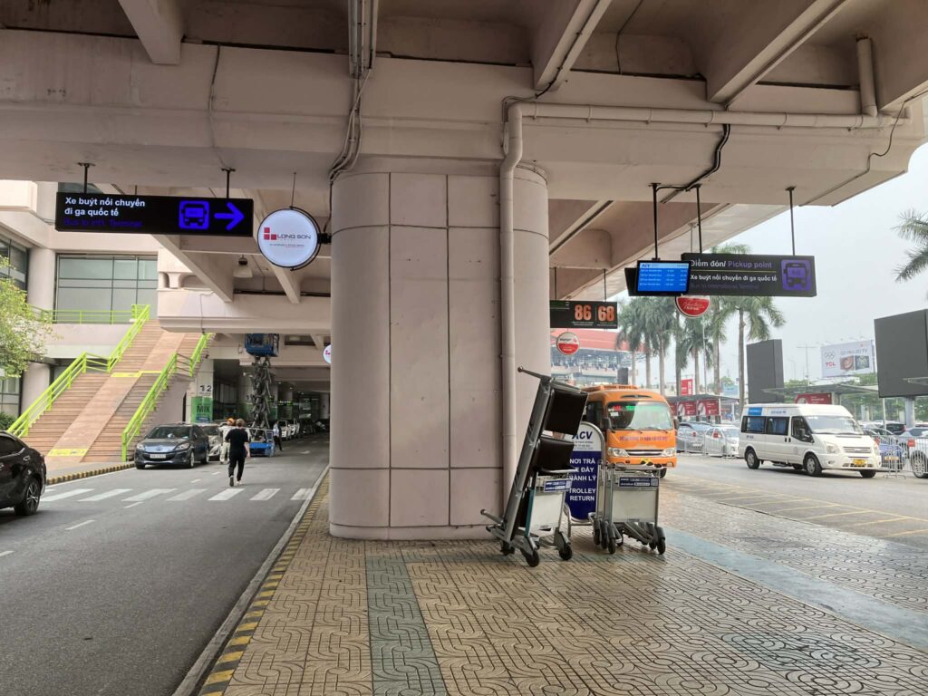 ノイバイ空港T1 シャトルバス乗り場案内看板と通路の様子