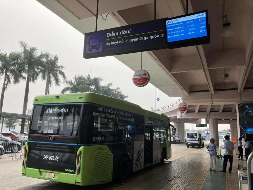 ノイバイ空港T1 シャトルバス乗り場と電光掲示板（発車案内）