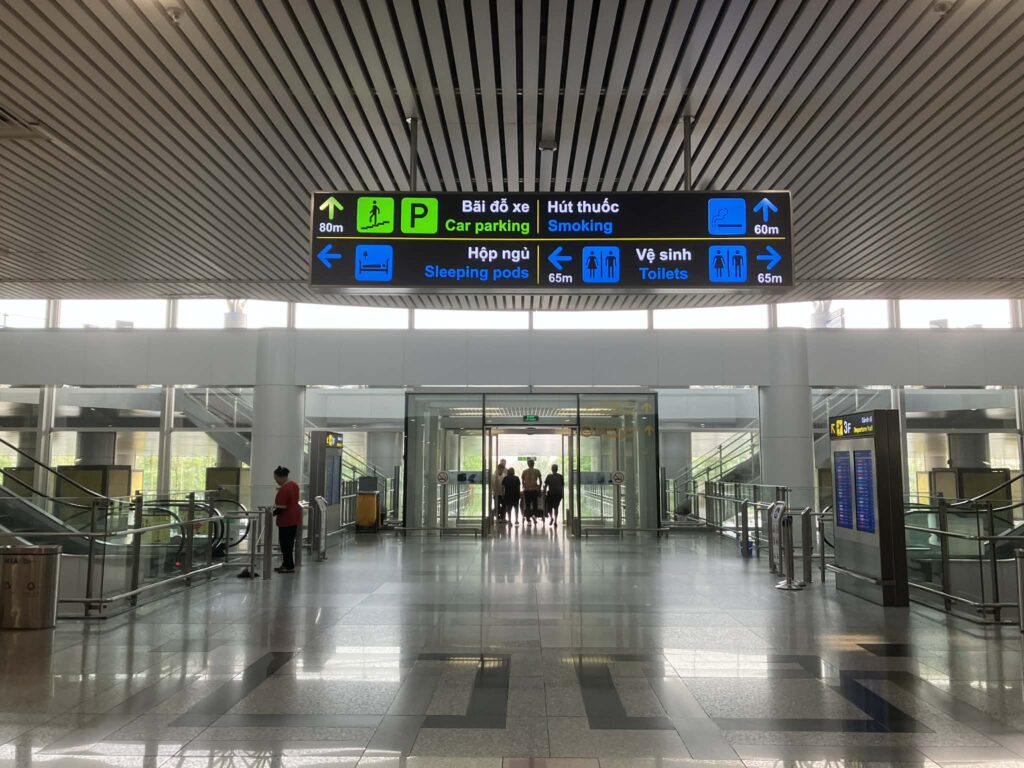 ノイバイ空港 喫煙所案内看板