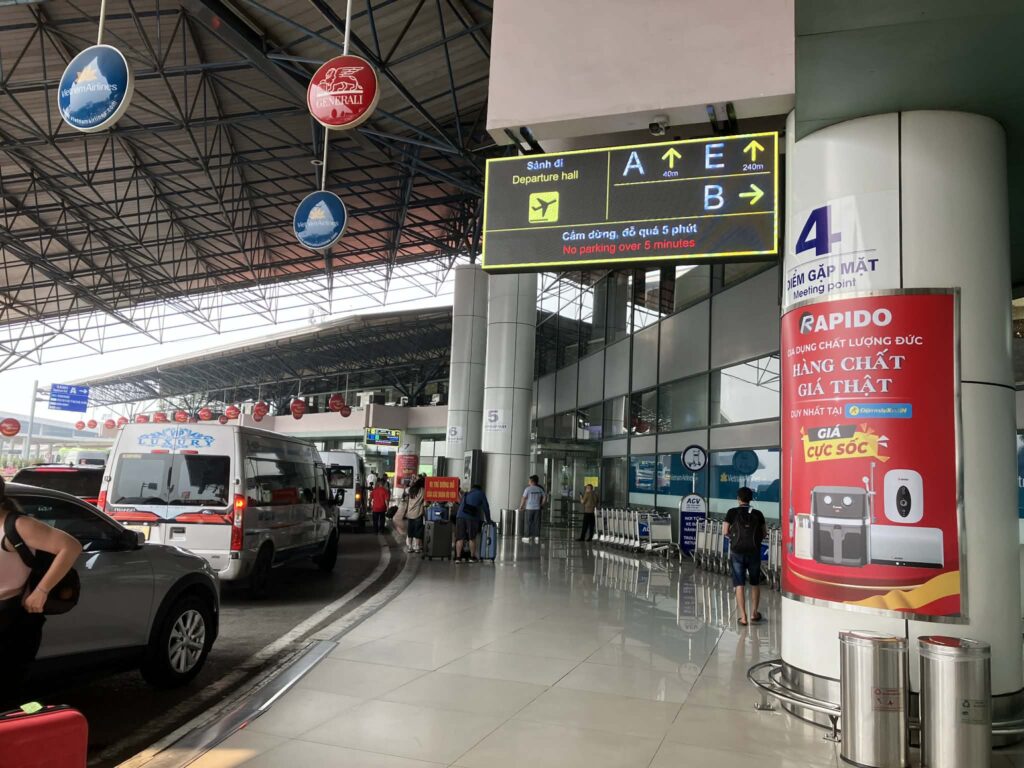 ノイバイ空港T1 出発フロアの案内表示（A・B・Eカウンター方向）