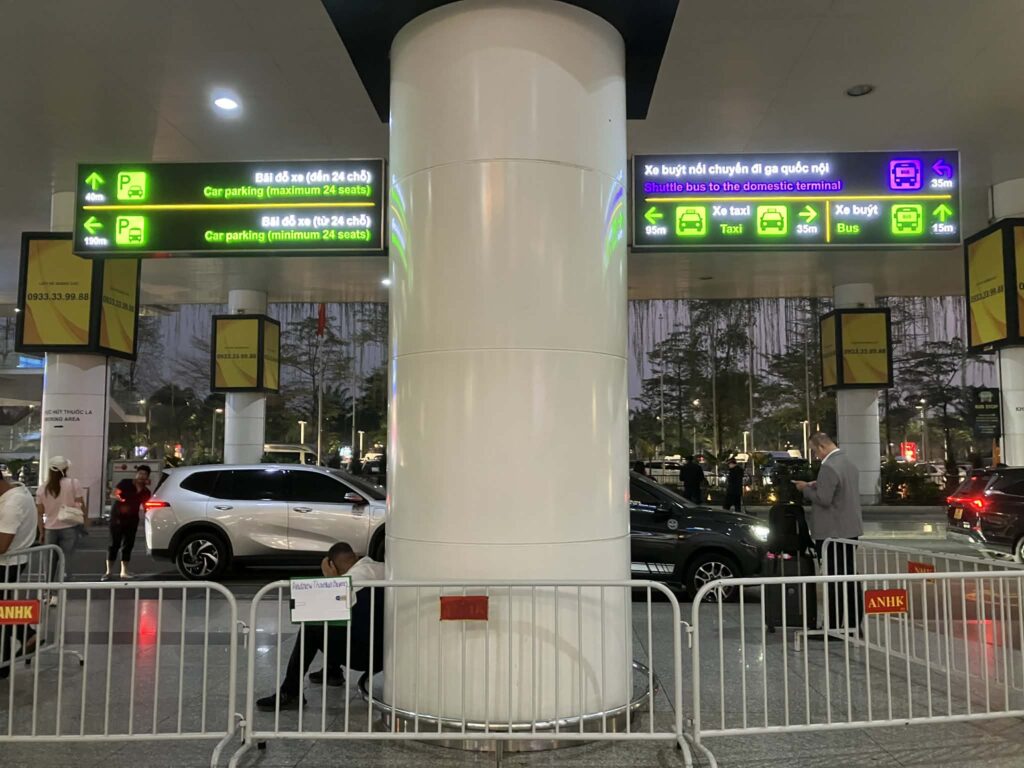 ノイバイ空港T2 到着出口 タクシー バス シャトル案内サイン