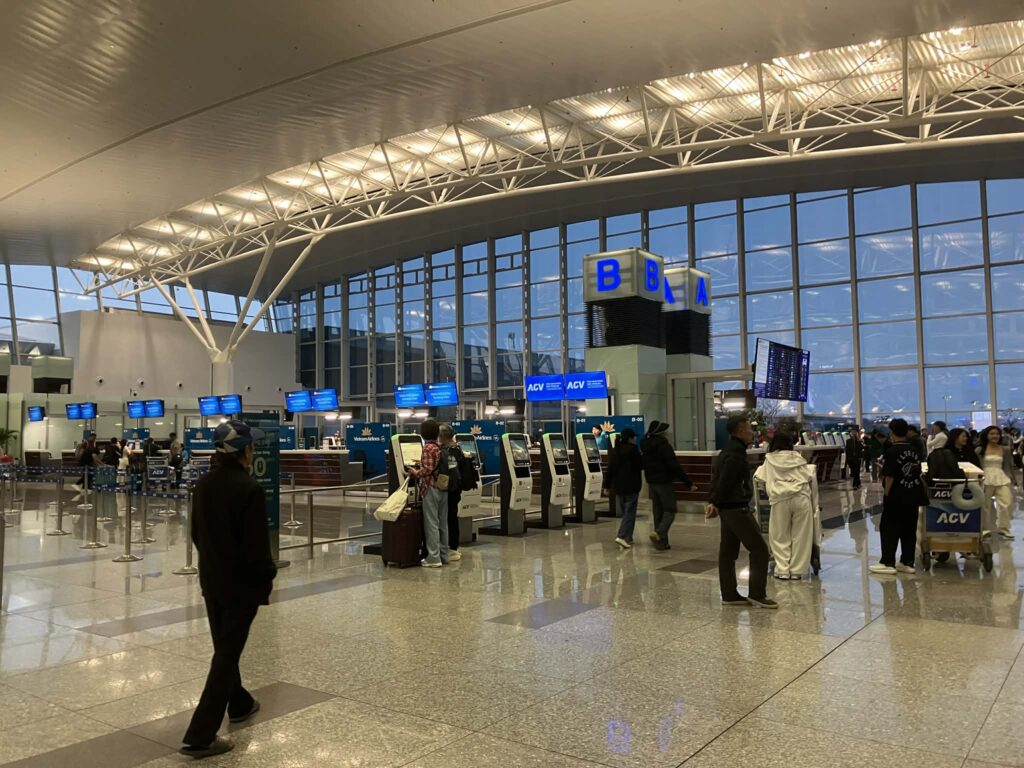 ノイバイ空港T2 チェックインカウンターとセルフチェックイン機