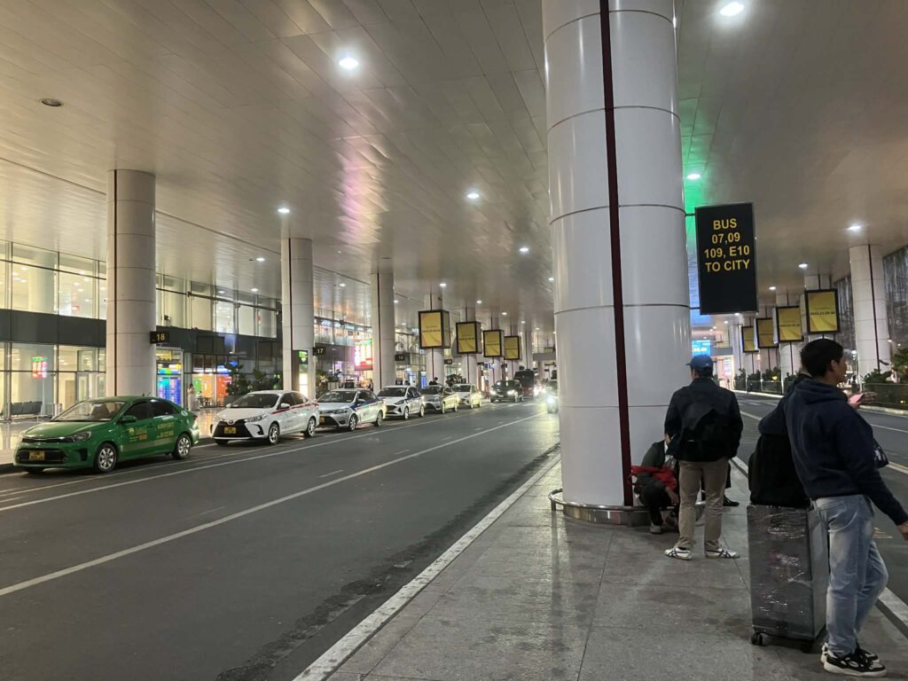 ノイバイ空港T2市内方面バス停サイン