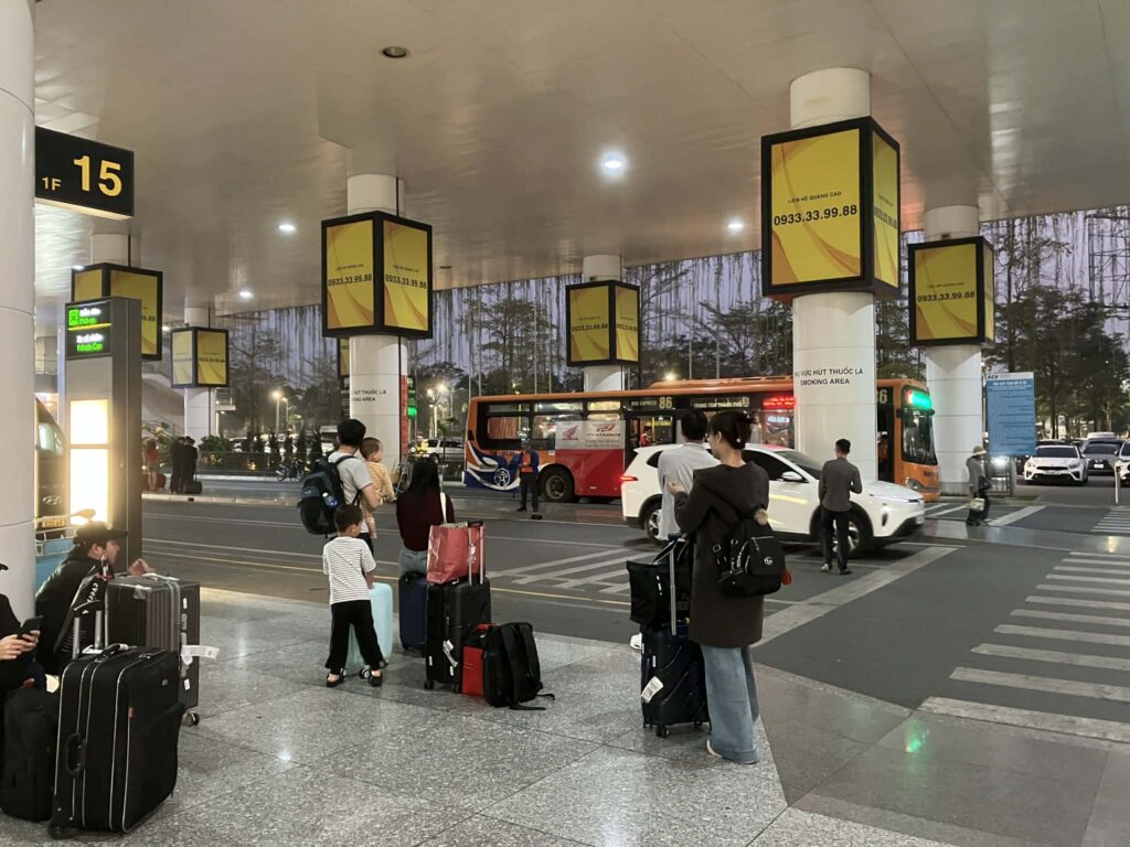 ノイバイ空港T2到着階の柱15付近と86番バス乗り場