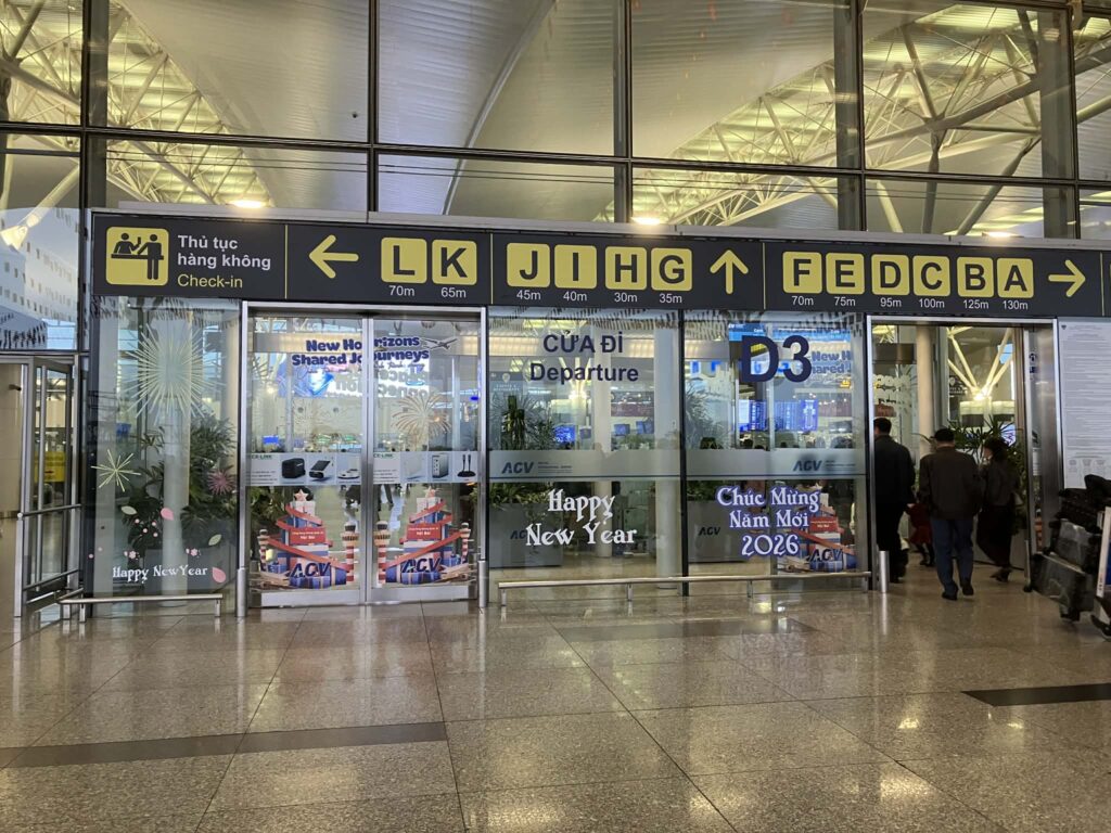 ノイバイ空港T2 出発入口 チェックインカウンター案内サイン