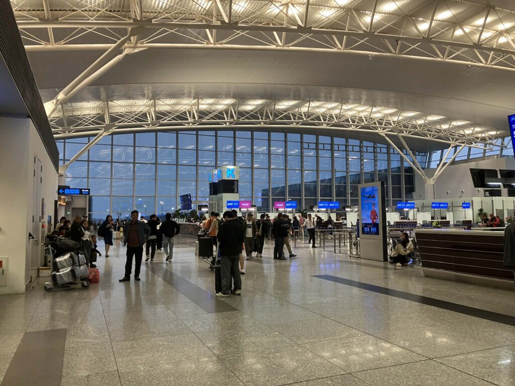 ノイバイ空港T2 出発フロア チェックインホール全景