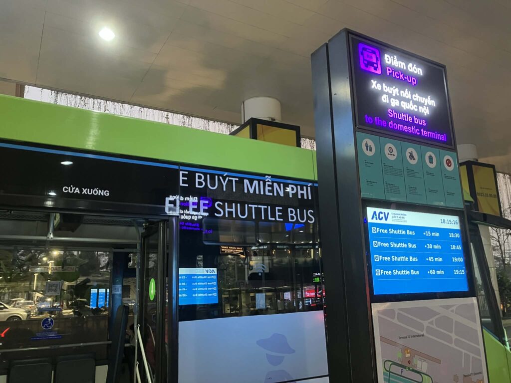 ノイバイ空港T2のターミナル間無料シャトルバス乗り場(Pick-up表示)