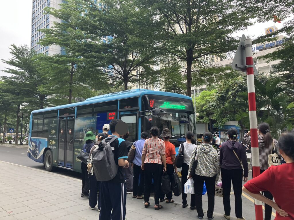 Cau Giayバスターミナルで07番バスに乗り込む乗客たち