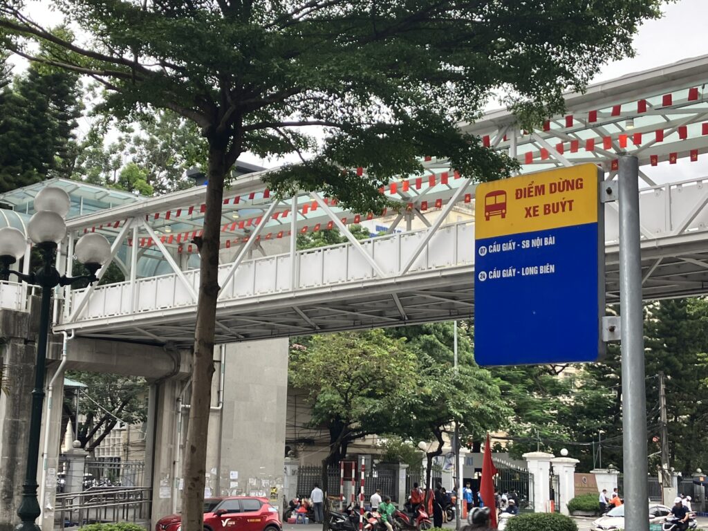 07番ノイバイ空港行きバスとバス停標識(Cau Giay)