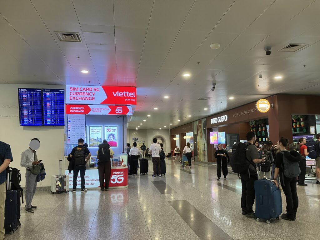 ノイバイ国際空港T2到着階でViettelのSIM購入する旅行者