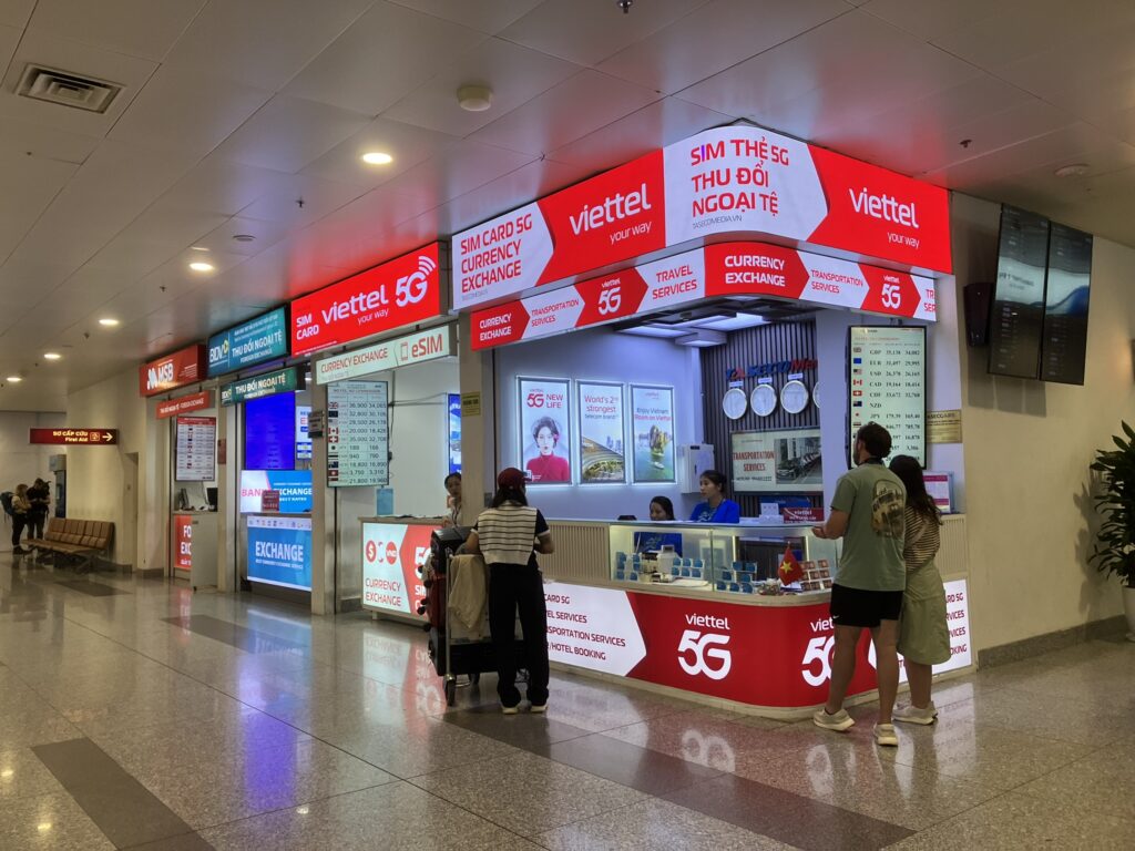 ノイバイ国際空港T2にあるViettelのSIM販売カウンターの外観